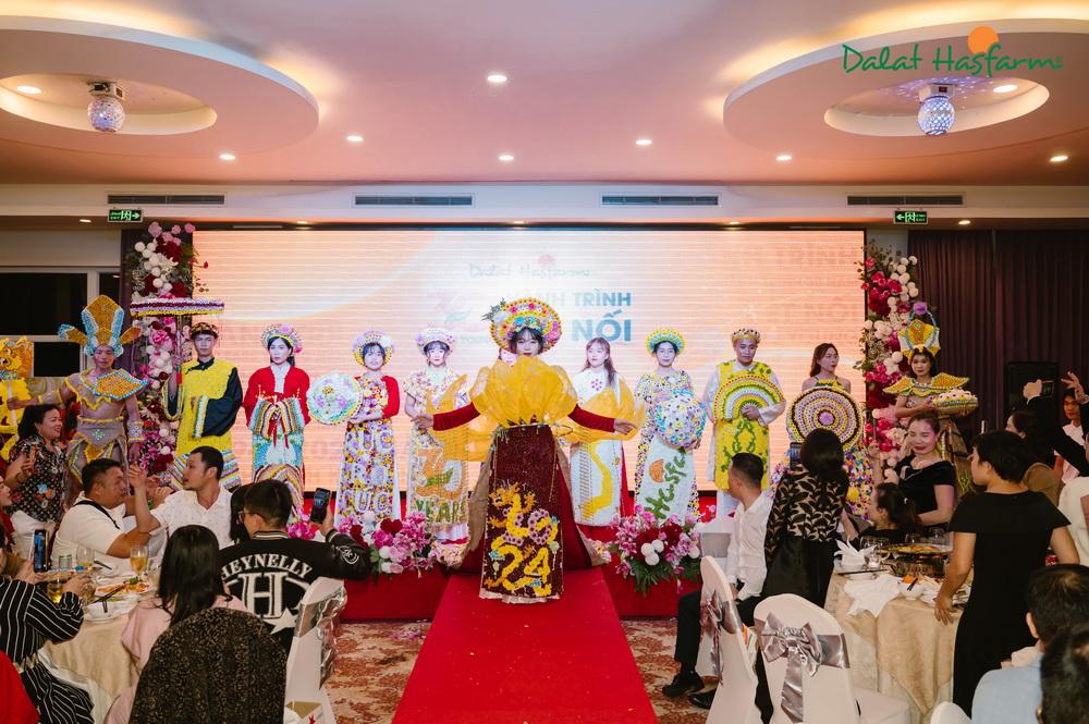 Bộ sưu tập “Rực rỡ Cúc bông” đã để lại trong lòng mỗi khách hàng ấn tượng sâu sắc về sự sáng tạo, tình yêu hoa và tận tâm trong từng chi tiết của đội ngũ tài năng Dalat Hasfarm