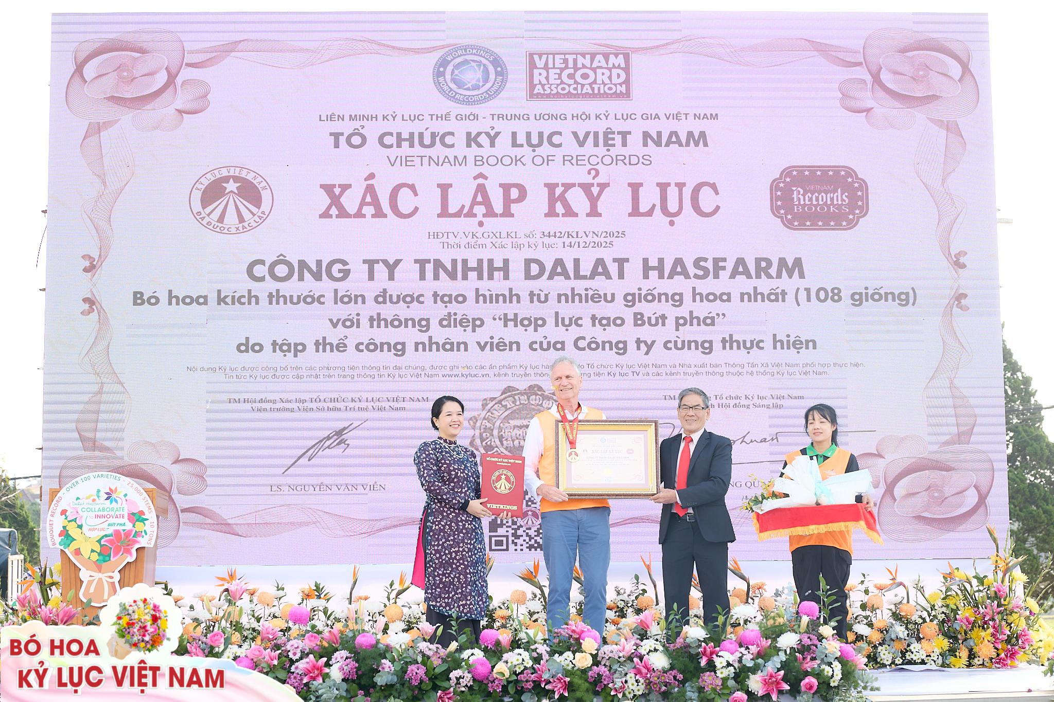 Dalat Hasfarm chính thức xác lập Kỷ lục Việt Nam với Bó hoa có kích thước lớn được tạo hình từ nhiều giống hoa nhất (108 giống)