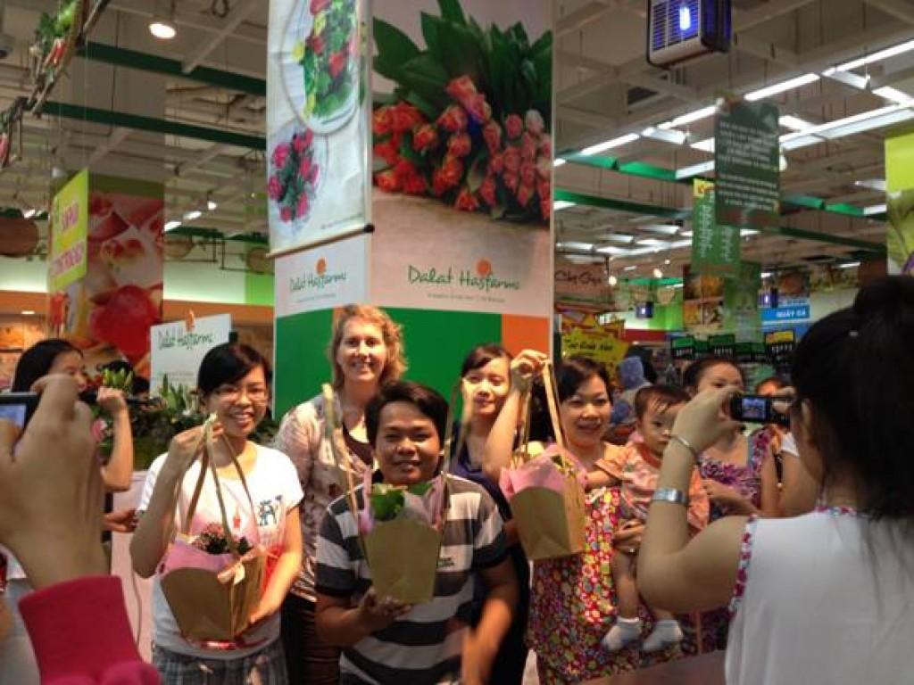 Dalat Hasfarm tổ chức trình diễn hoa tươi tại hệ thống siêu thị
