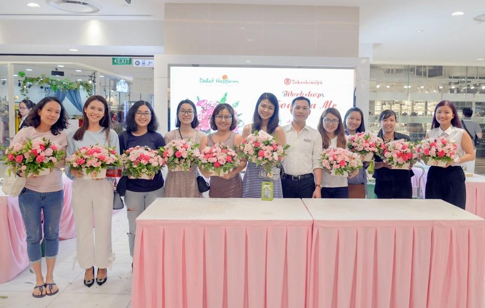 Dalat Hasfarm hướng dẫn cắm hoa tại Takashimaya