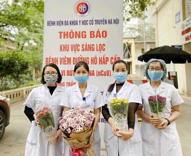 Dalat Hasfarm tặng hoa ủng hộ tinh thần “chiến sĩ áo trắng”